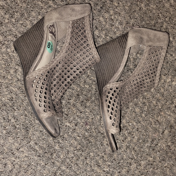 FERGALICIOUS BY FERGIE WEDGE SANDALS, LIGHT BROWN, SIZE 8., NWT NEVER WORN! - Picture 3 of 6